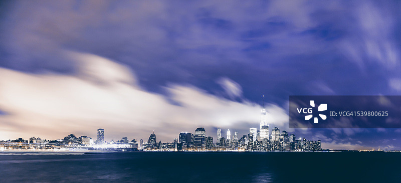 纽约上空的暴风雨之夜图片素材