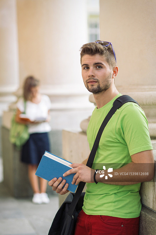拿着书的小学生图片素材