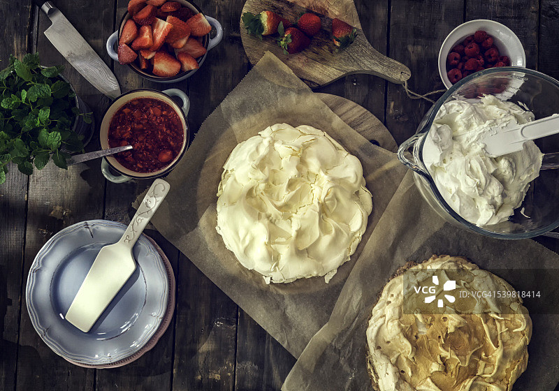 制作草莓覆盆子帕夫洛娃蛋糕图片素材