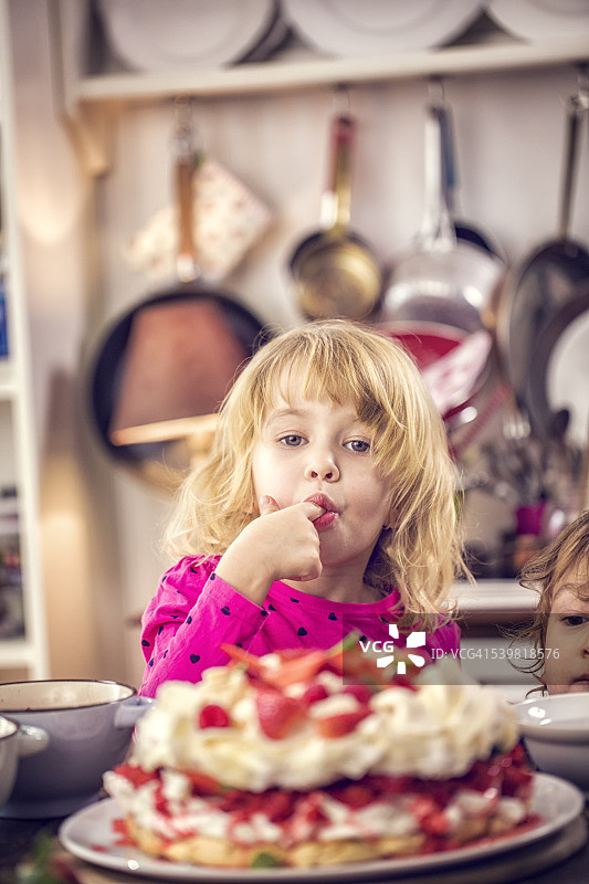 孩子们吃浆果巴甫洛娃蛋糕，配草莓和覆盆子图片素材