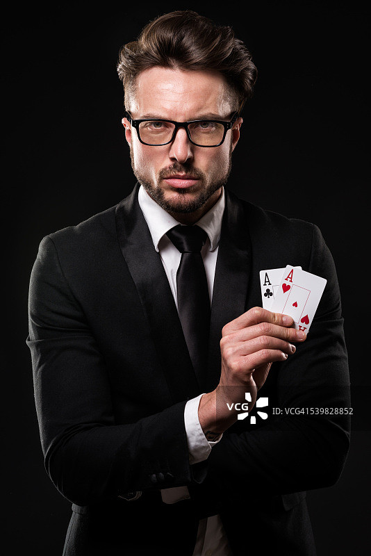 男人拿着一对A图片素材