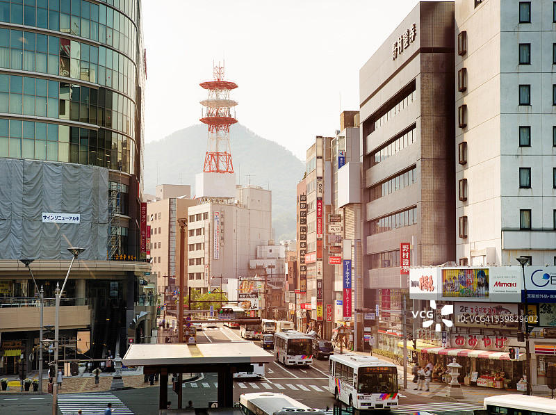 日落时分的长野市中心商业街图片素材