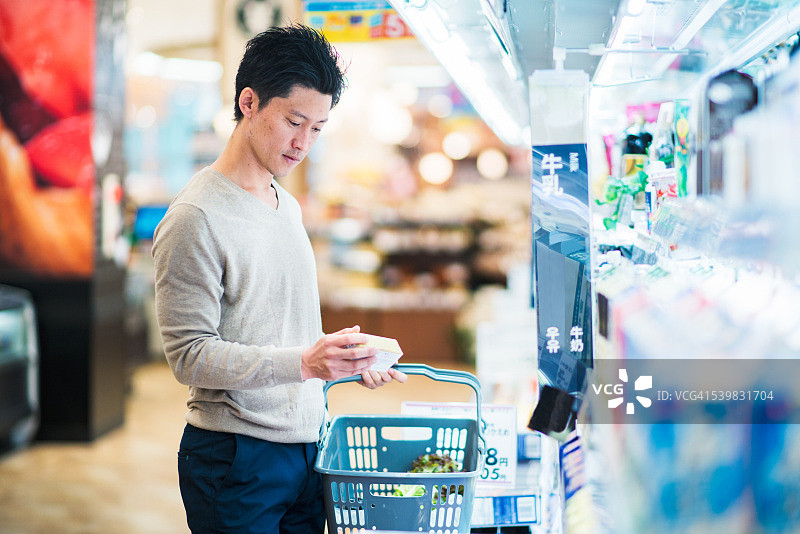 中年男子购买食品杂货图片素材