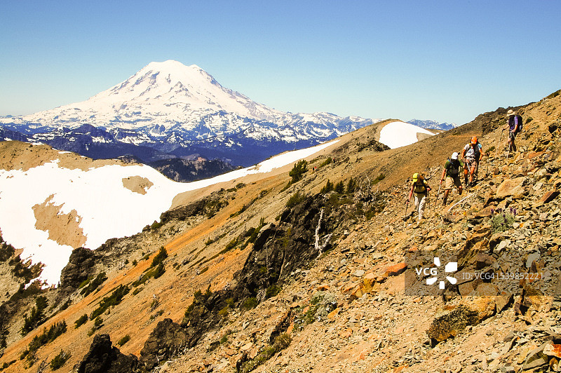 徒步者与雷尼尔山图片素材