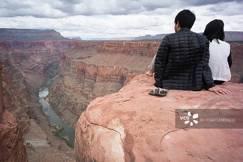 峡谷边缘的情侣图片素材