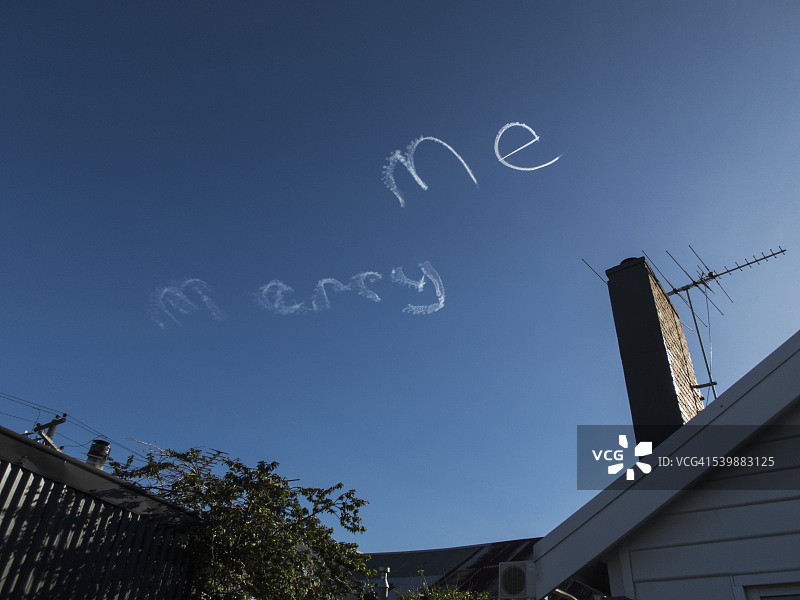 蒸汽轨迹在蓝天上写着“嫁给我”图片素材