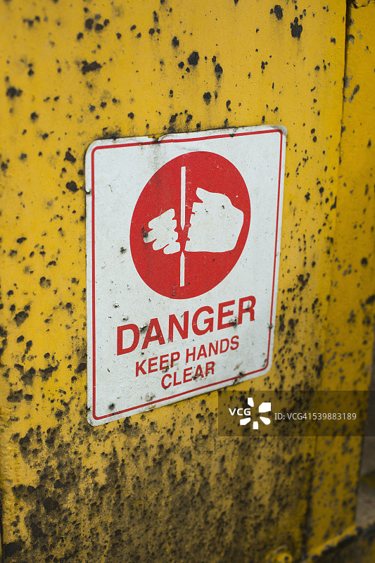 黄色墙上的警告标志图片素材