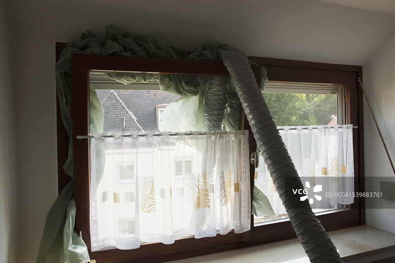 窗户上的管子特写图片素材