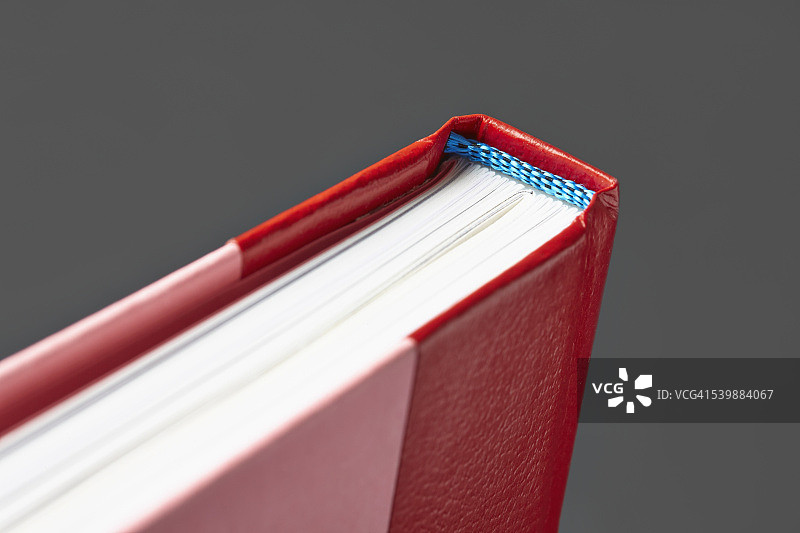 灰色背景下的精装书局部照片图片素材