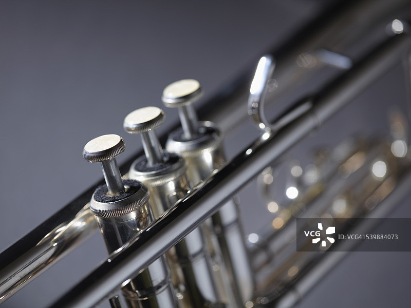 灰色背景下的喇叭特写图片素材