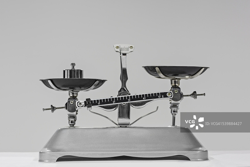 灰色背景上的老式秤重器图片素材