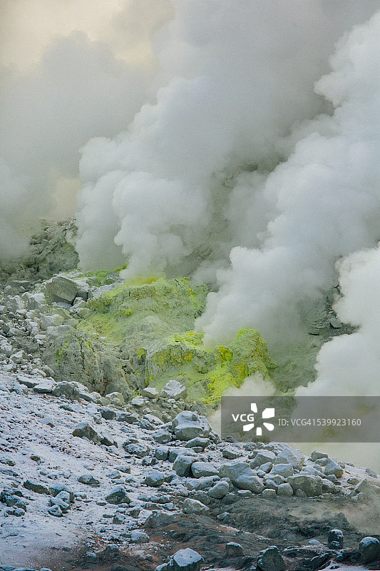 伊欧火山的烟雾和硫磺图片素材