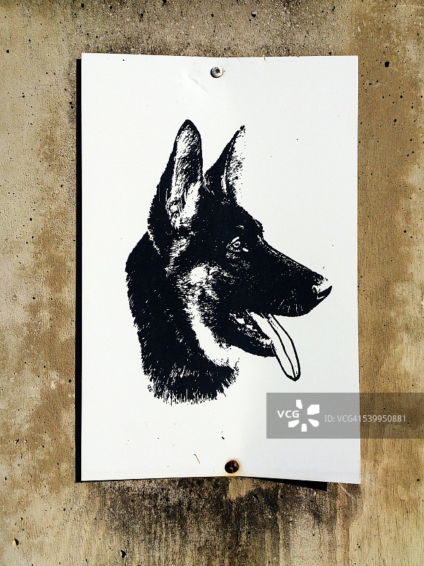 房屋上的当心恶犬提示图片素材