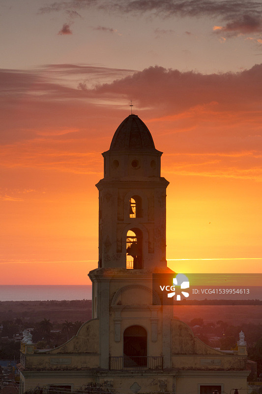 古巴特立尼达日落时分的教堂钟楼图片素材