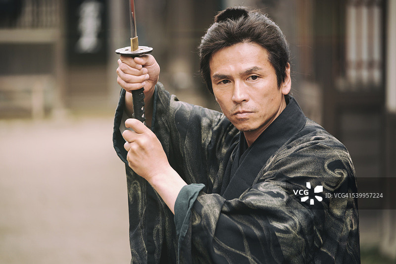 江户时代城镇中的日本武士浪人图片素材