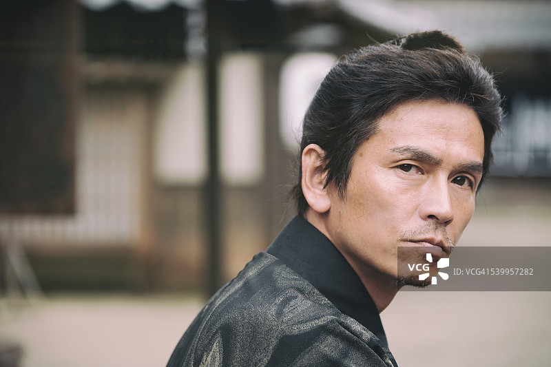 江户时代城镇中的日本武士浪人图片素材