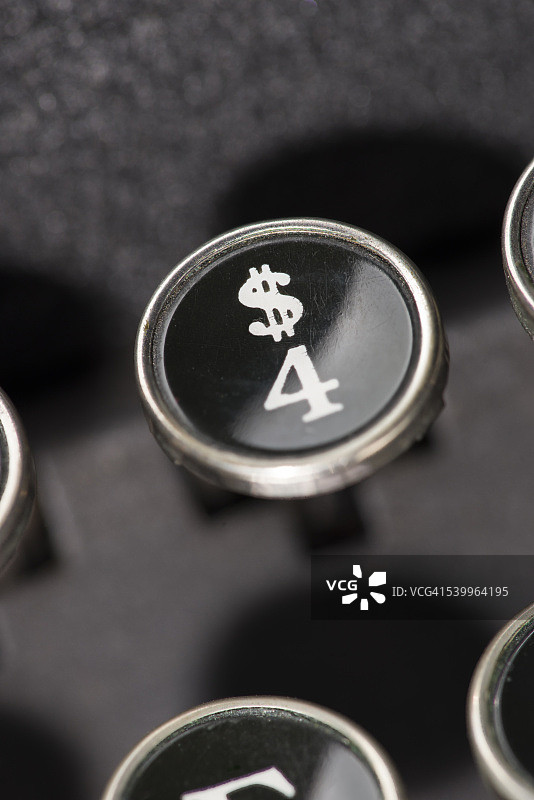 古董打字机上的美元键特写图片素材