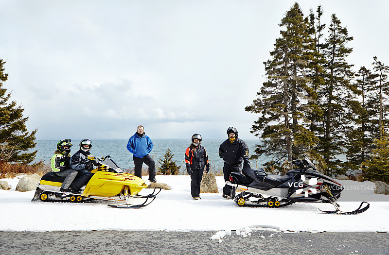 在阿卡迪亚国家公园玩雪地摩托的一家人图片素材