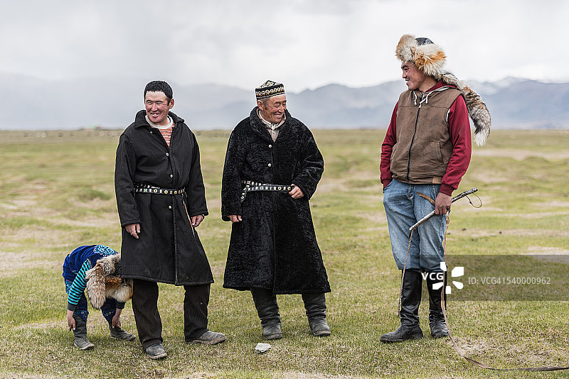 在蒙古国巴彦乌列盖省阿尔泰山游牧的哈萨克族家庭图片素材
