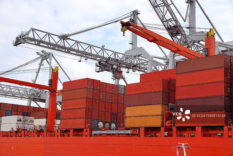 鹿特丹港口的大型港口起重机图片素材
