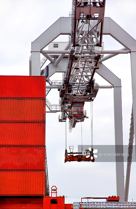 鹿特丹港口的大型港口起重机图片素材