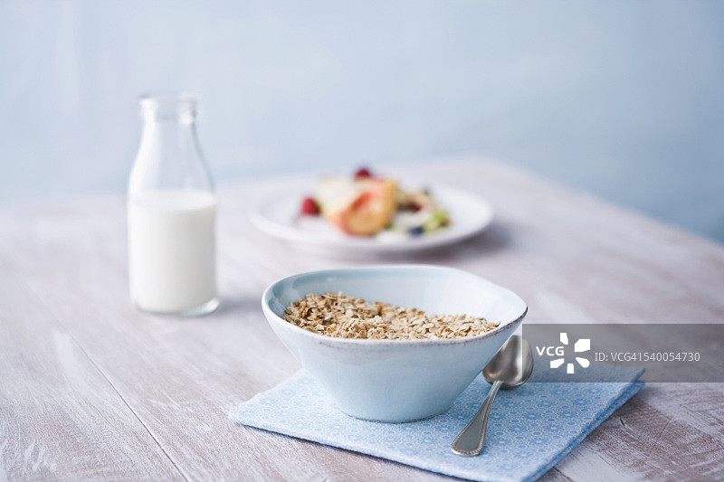 桌子上放着一碗水果牛奶格兰诺拉麦片图片素材