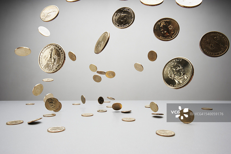 掉落的美元硬币图片素材