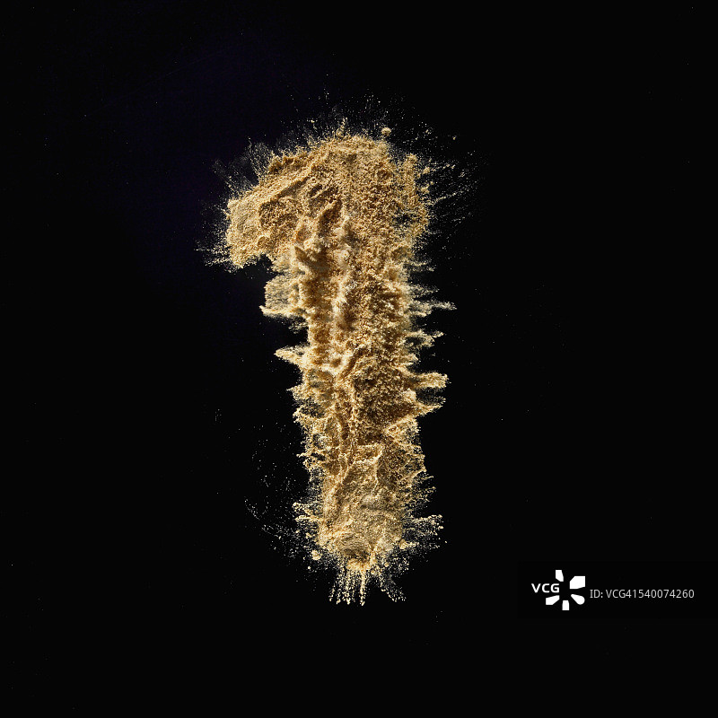 黑色背景上的沙子数字1特写图片素材