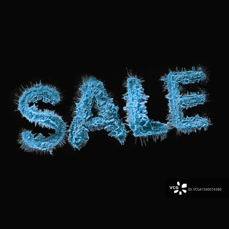 黑色背景上用蓝色沙子书写的“Sale”字样图片素材