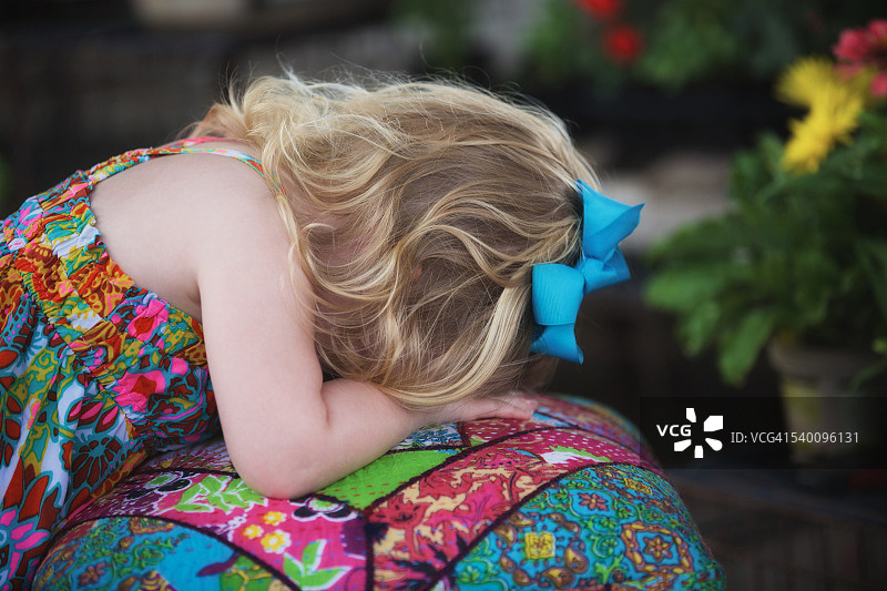 嘟着嘴藏起脸的可爱2岁女童图片素材