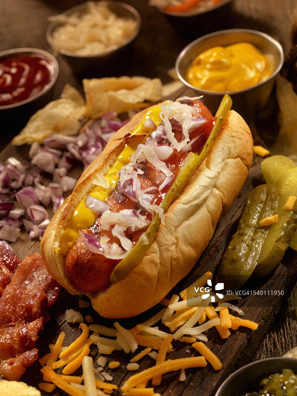 配有各种配料的热狗图片素材
