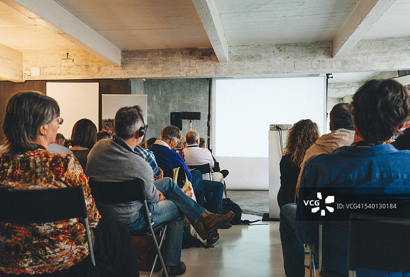观众人群观看空白屏幕图片素材
