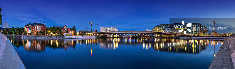 蓝色时刻的柏林中央火车站全景图片素材