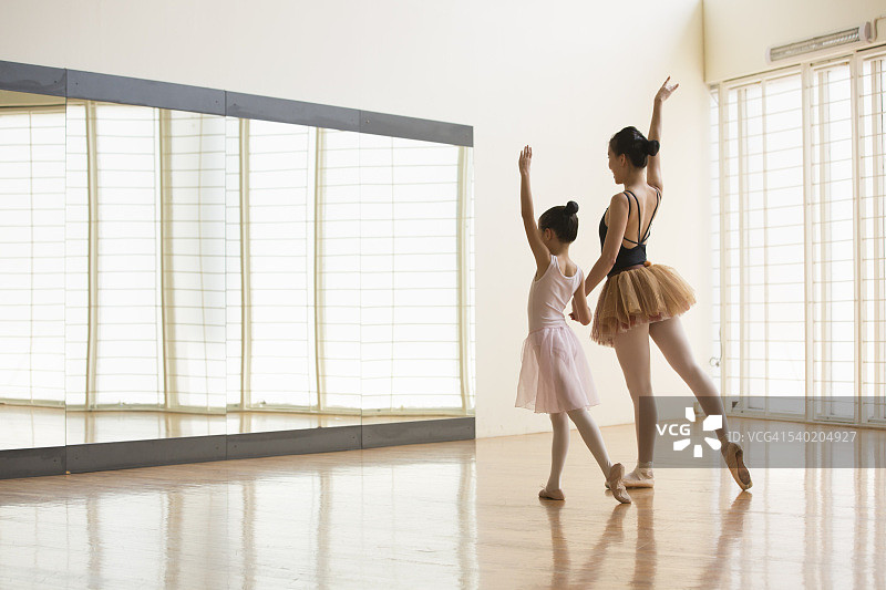 芭蕾舞老师教年轻的芭蕾舞演员跳舞图片素材