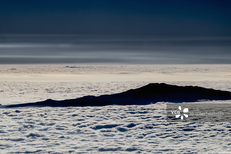 穿过云层的华拉莱峰图片素材