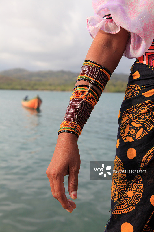 女性手臂上的珠子装饰图片素材