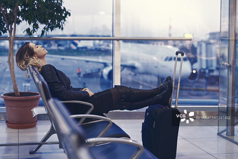 厌倦了等待航班图片素材