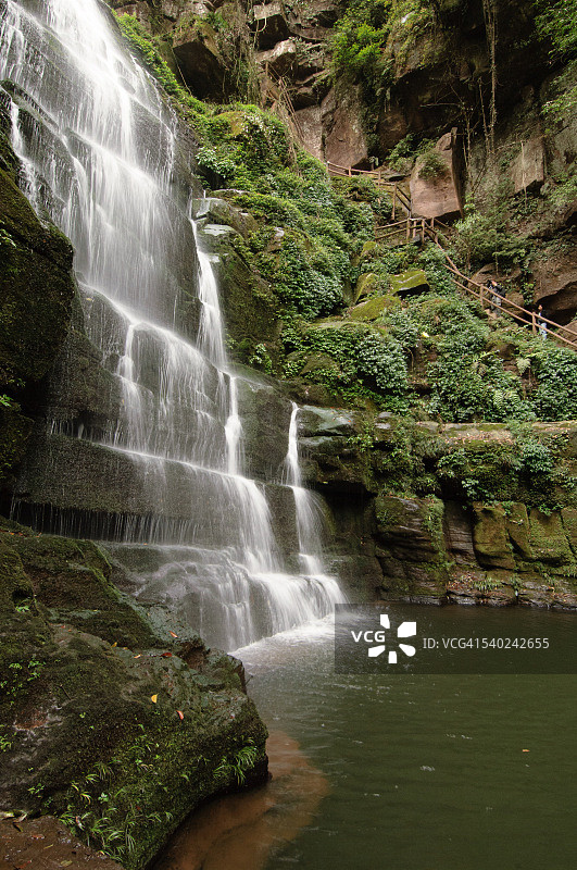 碧峰峡的陡峭瀑布和栏杆图片素材
