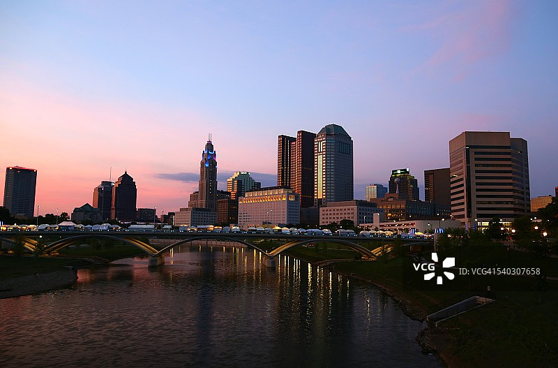 美国俄亥俄州哥伦布市赛欧托河沿岸的市中心天际线图片素材