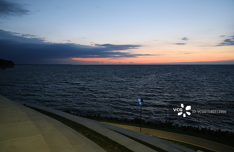 伊利湖岸线，来自莱克伍德公园的至日台阶，俄亥俄州莱克伍德，美国图片素材