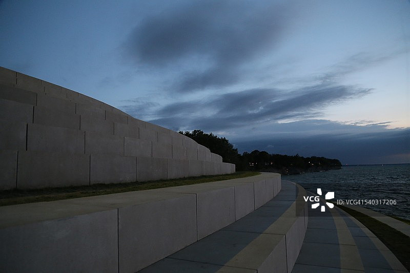 美国俄亥俄州莱克伍德公园的夏至台阶人行道座椅图片素材