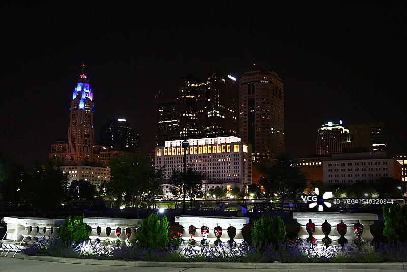 被照亮的哥伦布城市天际线，美国俄亥俄州哥伦布市图片素材