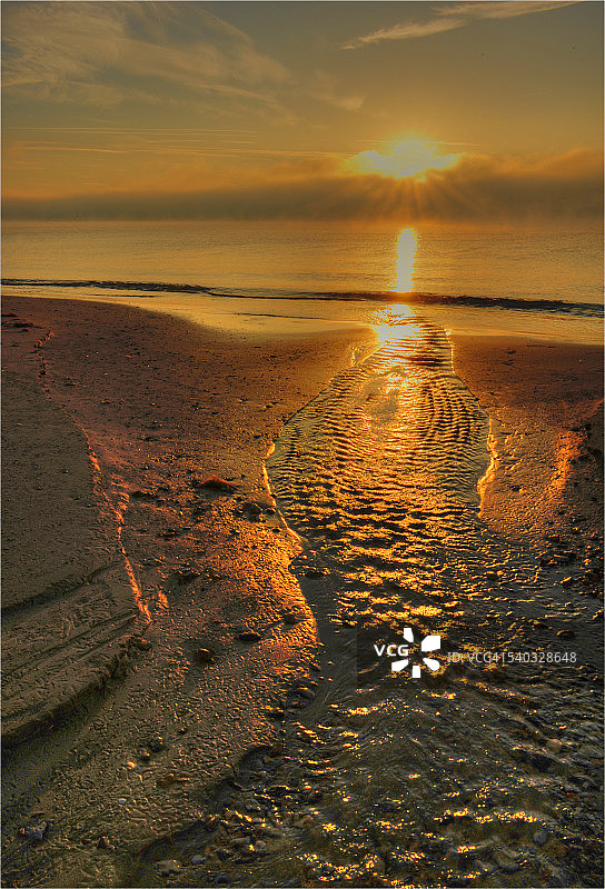 英格兰多塞特郡侏罗纪海岸斯瓦尼奇海滩的黄昏图片素材