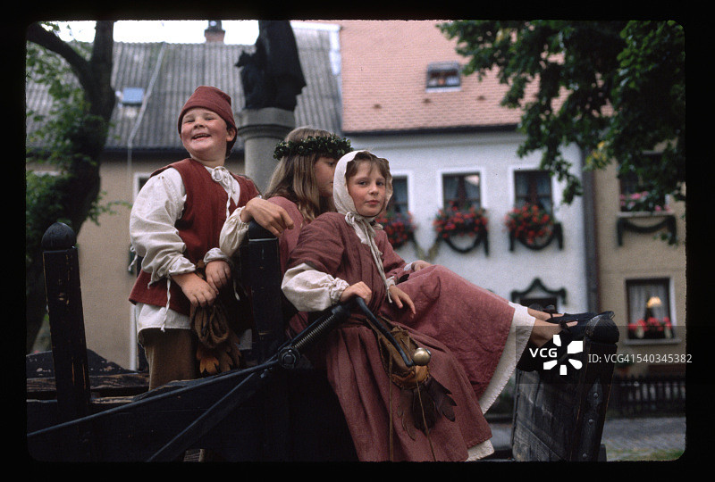 参加屠龙节盛典的儿童图片素材