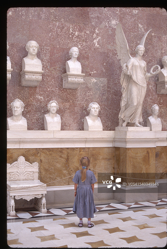 瓦尔哈拉的儿童与半身雕像图片素材