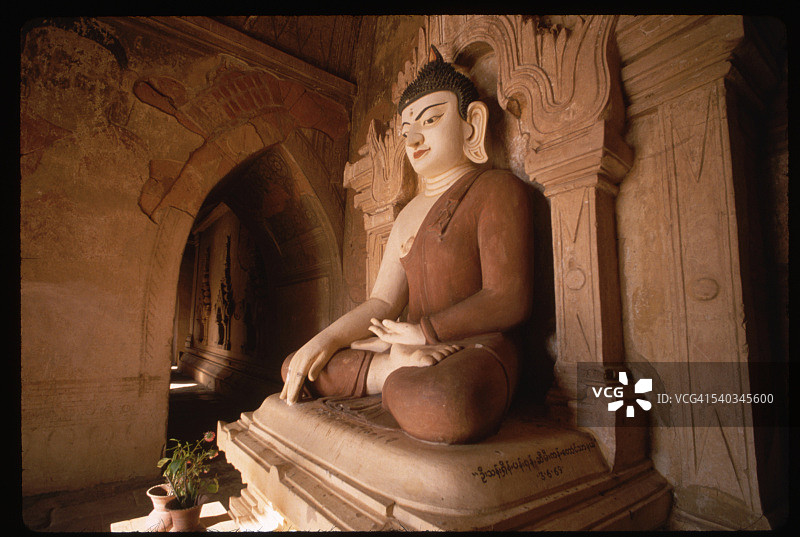 缅甸蒲甘悉隆敏罗佛塔内的佛像图片素材