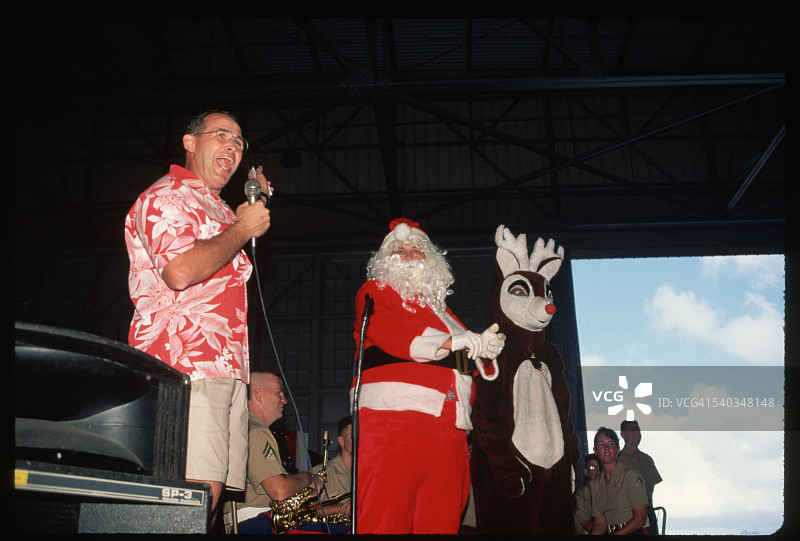 圣诞老人和驯鹿图片素材