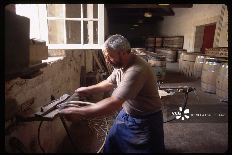 制桶工人制作葡萄酒桶图片素材