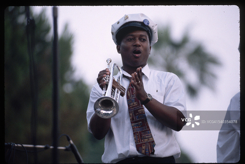 在爵士音乐节上的小号手图片素材