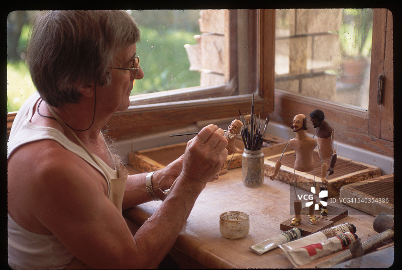 泥塑人偶绘画图片素材